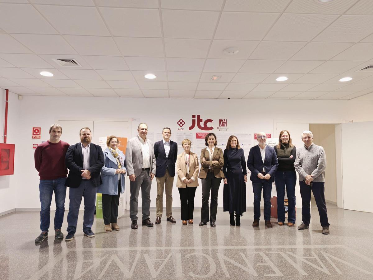 Foto de familia de la visita a las instalaciones del ITC.