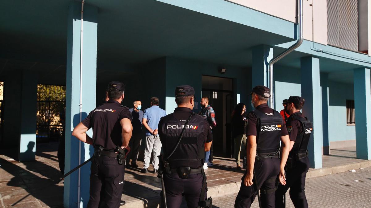 Imagen de la Policía Nacional en el transcurso de un desahucio.
