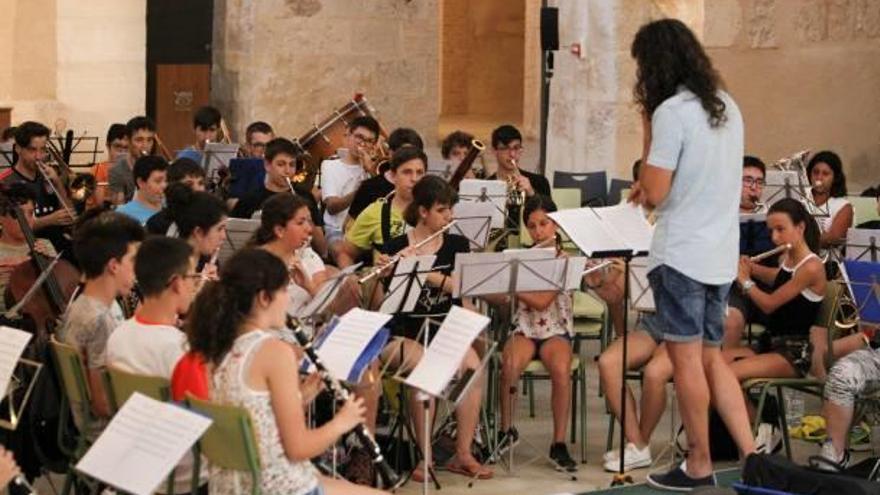 Un monitor dirigiendo a los alumnos en un ensayo en Sant Domènec, ayer.