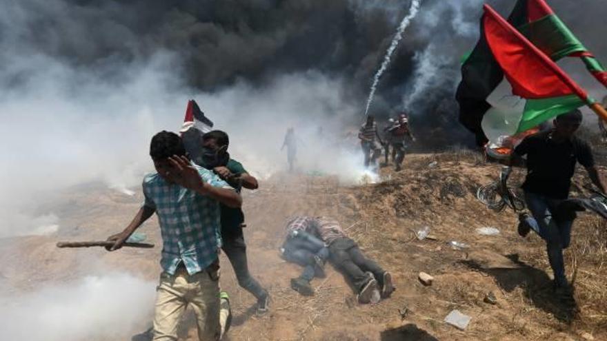 Manifestants palestins intenten esquivar els atacs amb gasos en la protesta contra el trasllat de l&#039;ambaixada