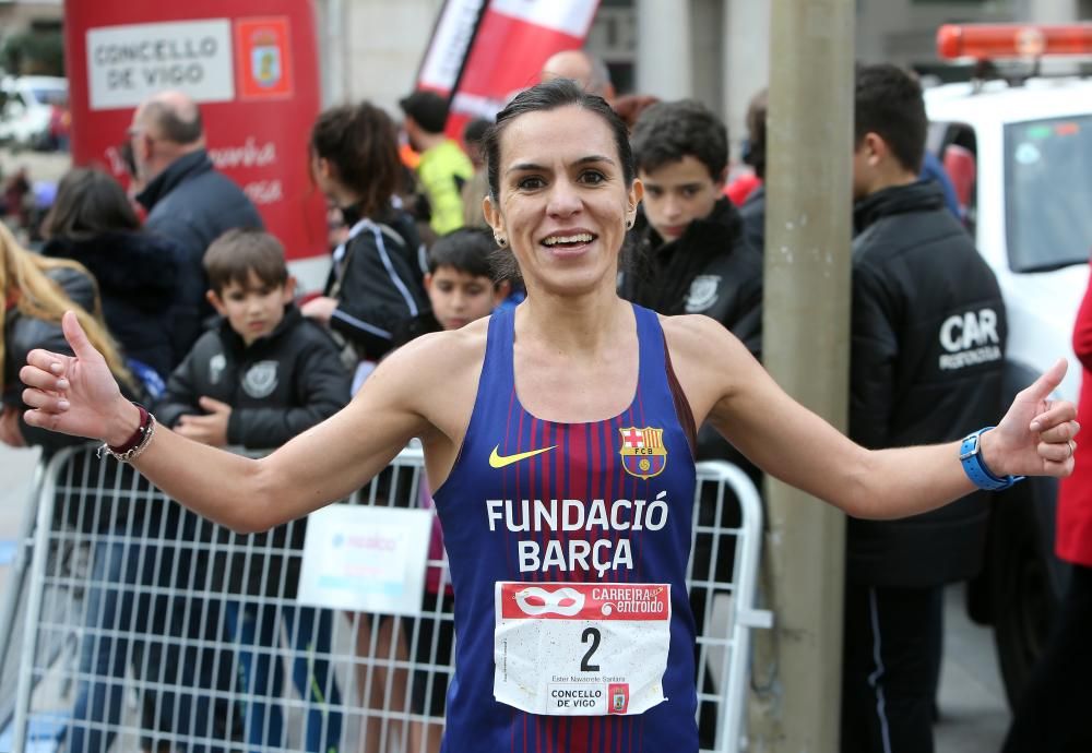 Los corredores Nuno Costa y Ester Navarrete vencen en la V Carrera Popular do Entroido, en la que medio millar de personas sudaron dentro de sus disfraces.