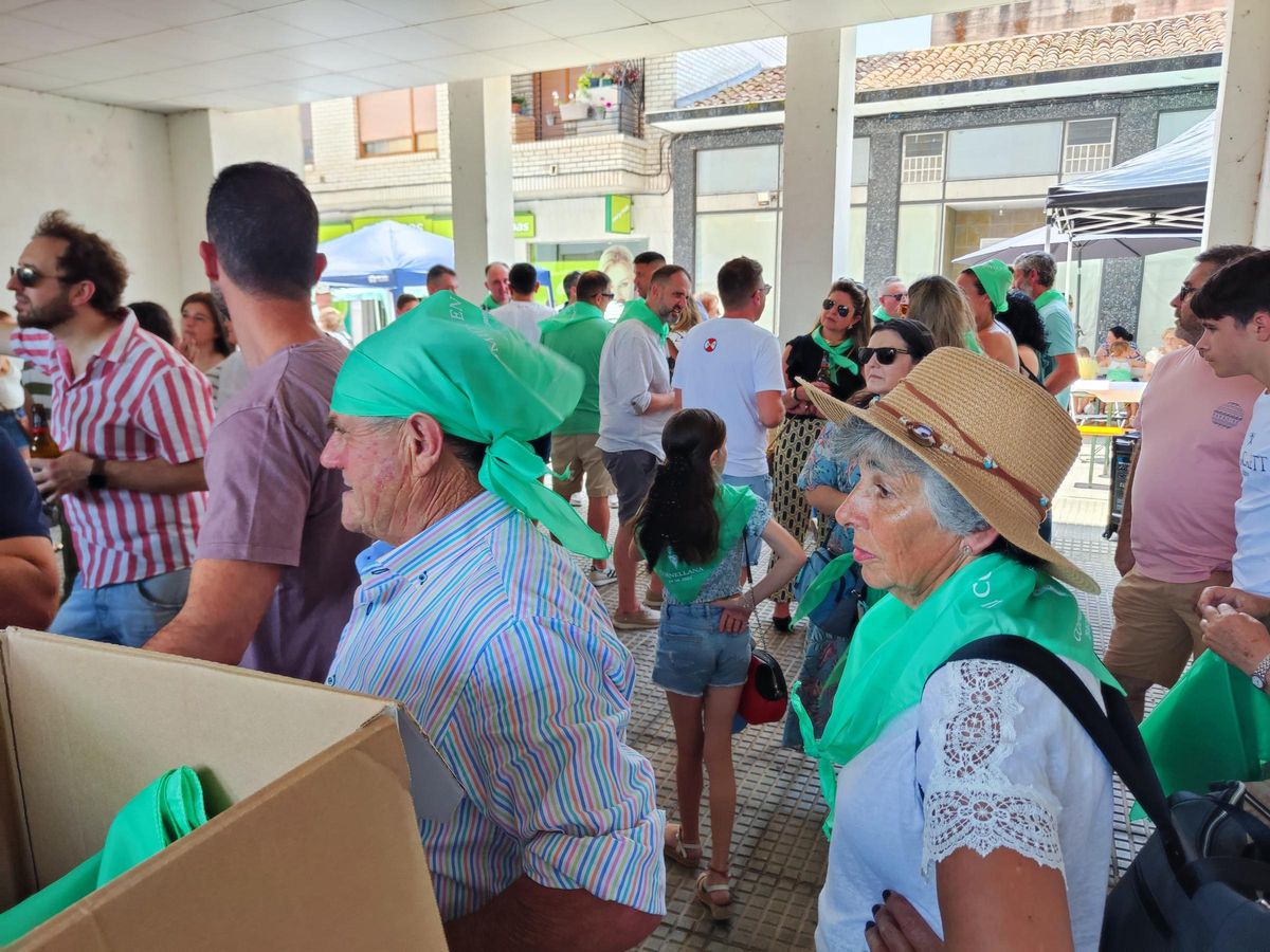Un momento de la entrega de pañoletas.