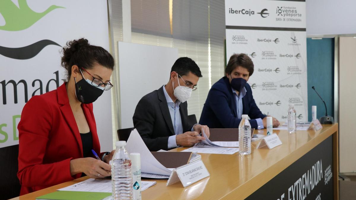 Sonia Bejarano, directora de la FJyD, y Fernando Planelles, director territorial de Ibercaja firman el acuerdo.