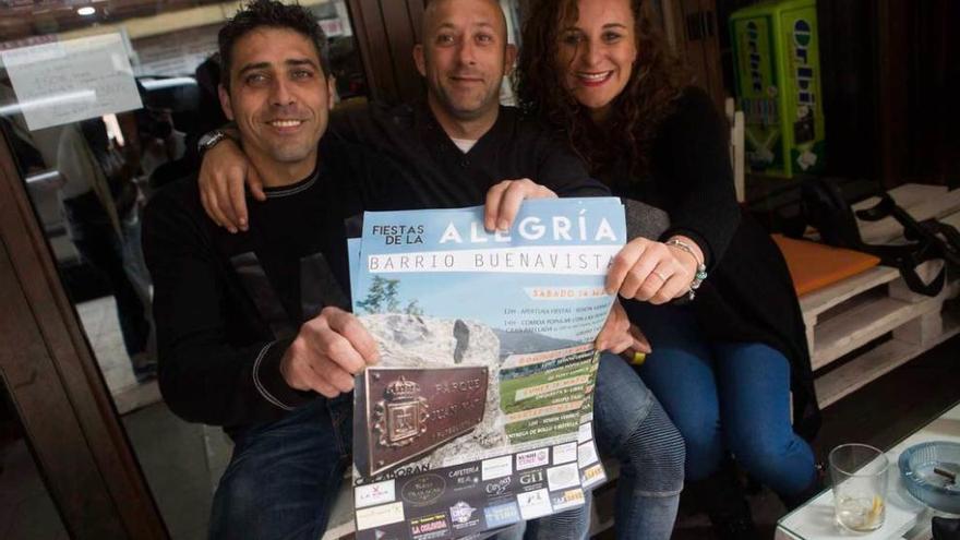 Lauri Castañón, Daniel Murias y Maite Suárez, ayer, con el cartel de las fiestas.