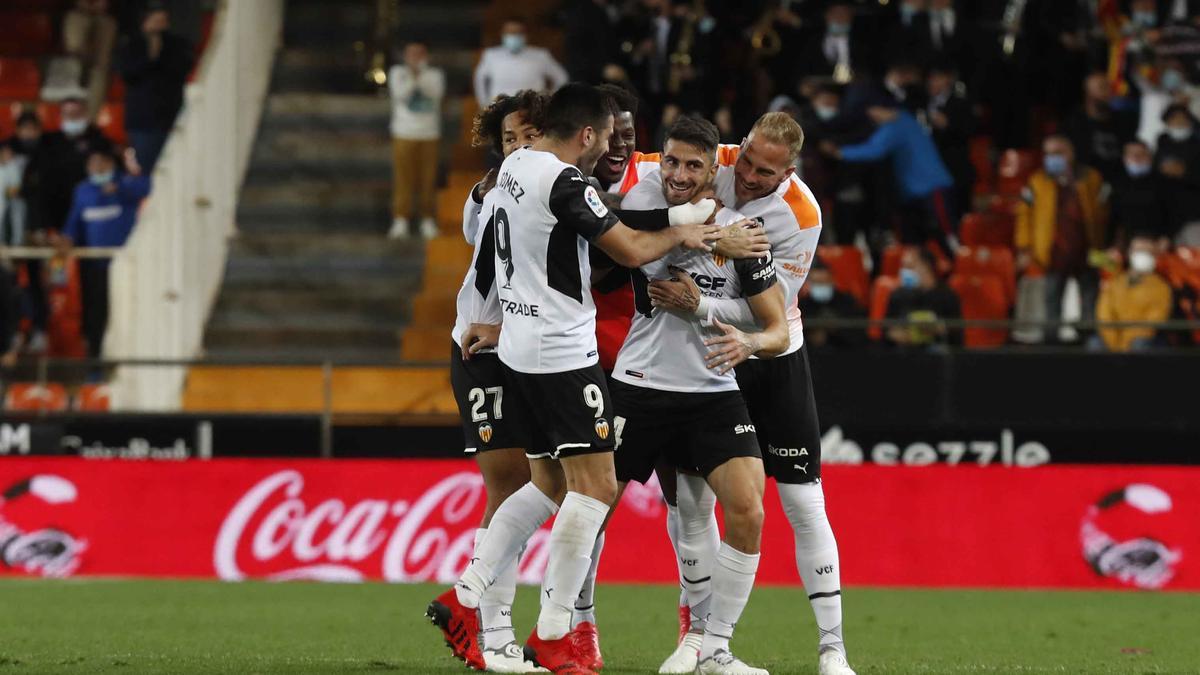 Los jugadores del Valencia celebran uno de los goles ante el Elche.