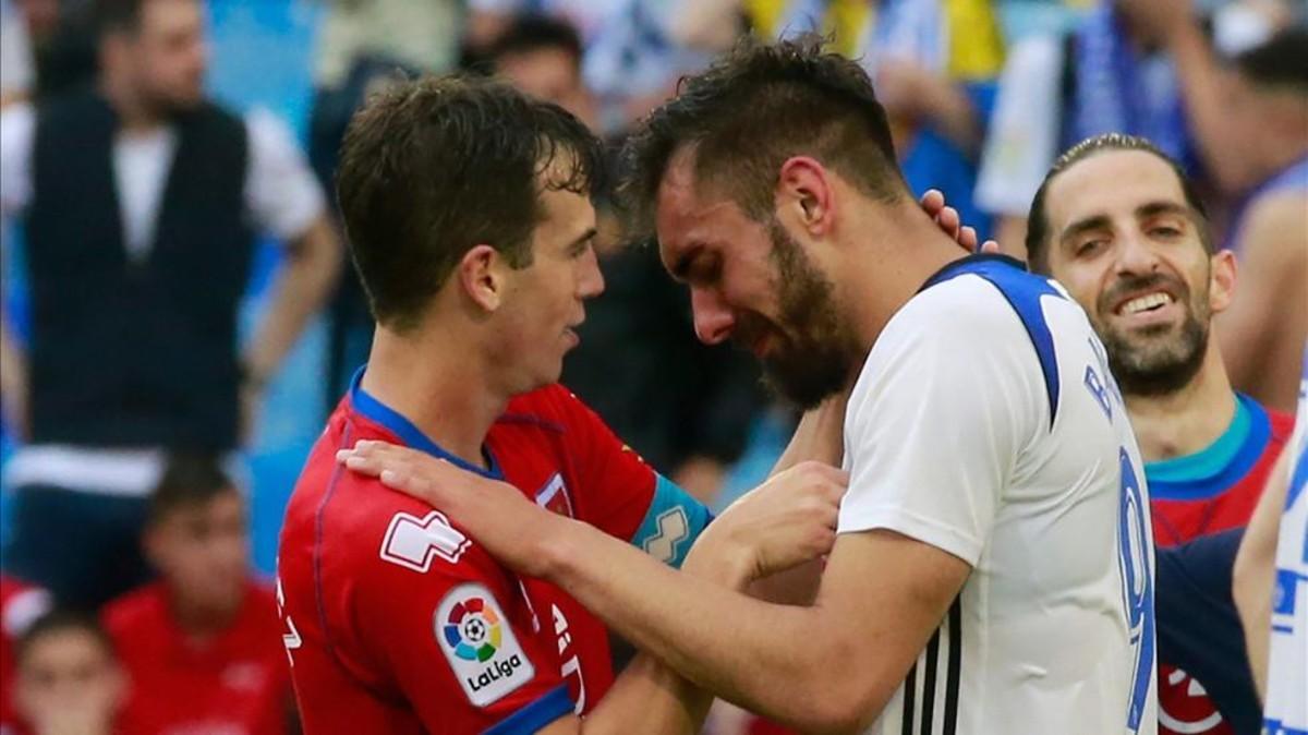 Iñigo Pérez consuela a Borja Iglesias tras el KO del Zaragoza