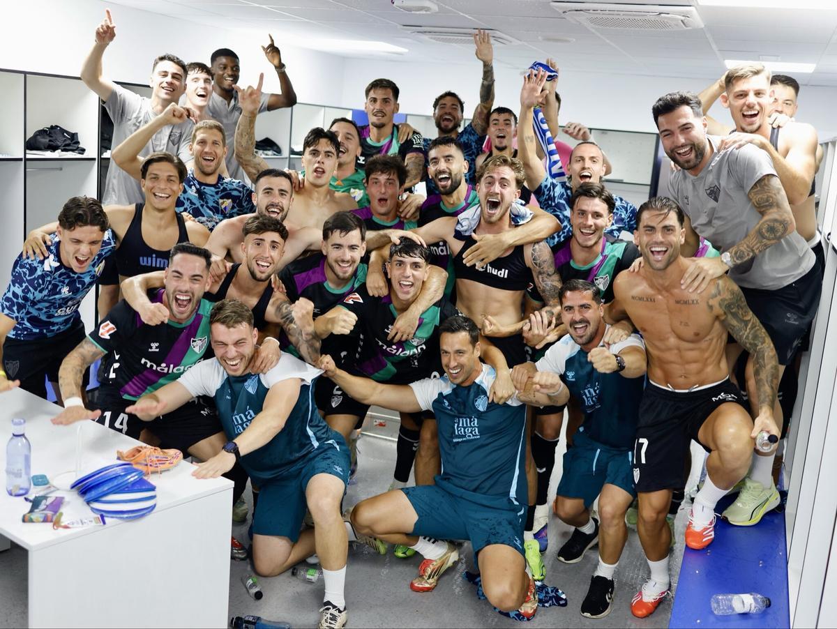 La plantilla y cuerpo técnico del Málaga celebra su billete al 'play off'.