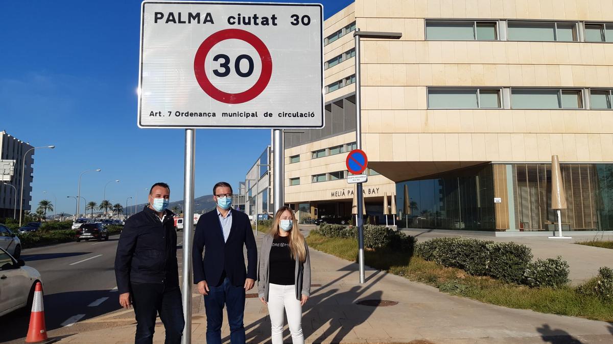 El cartel informativo colocado ayer frente al tramo de la autovía del aeropuerto que transcurre frente al Palacio de Congresos.