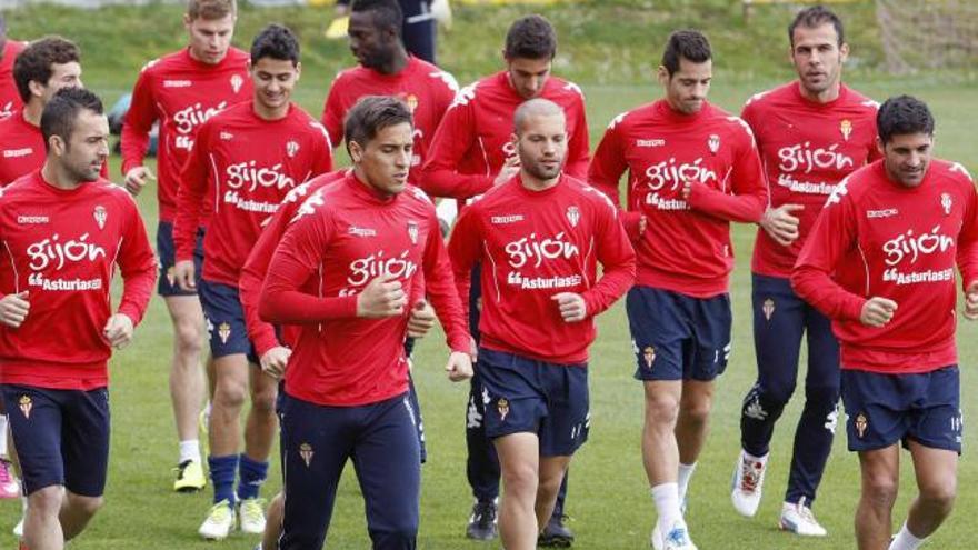 Trejo, al frente de la plantilla durante el entrenamiento.