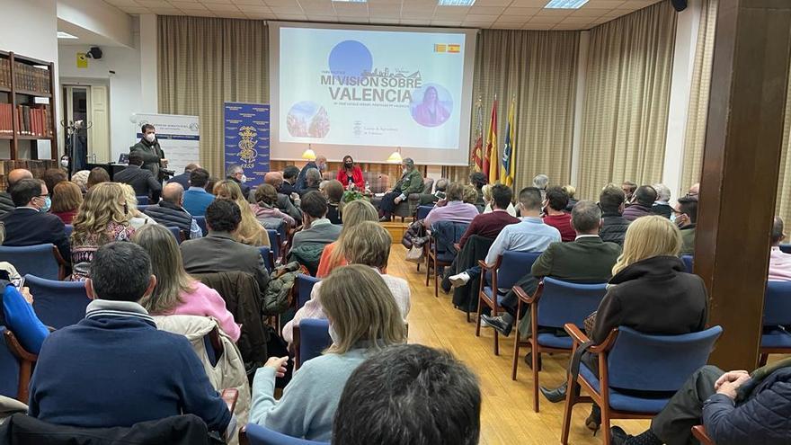 El público llenó el salón de actos pese a las restricciones por el Covid.