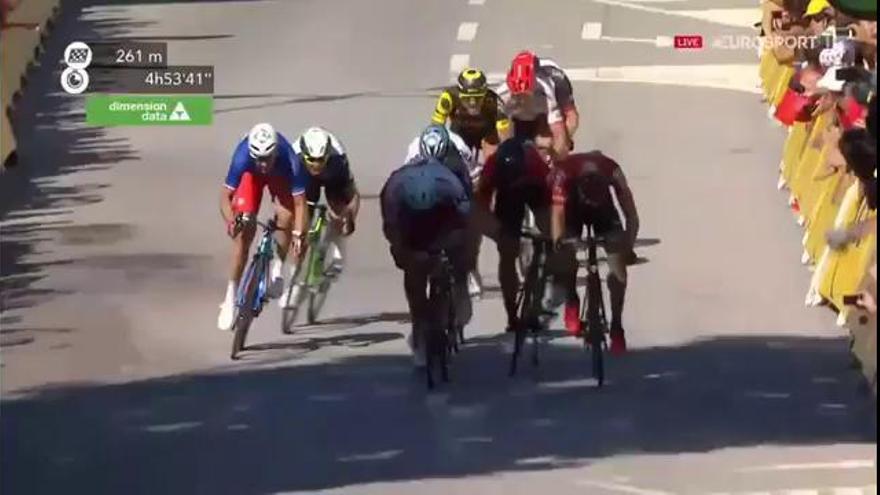 Video: Feo codazo de Sagan a Cavendish en el sprint del Tour