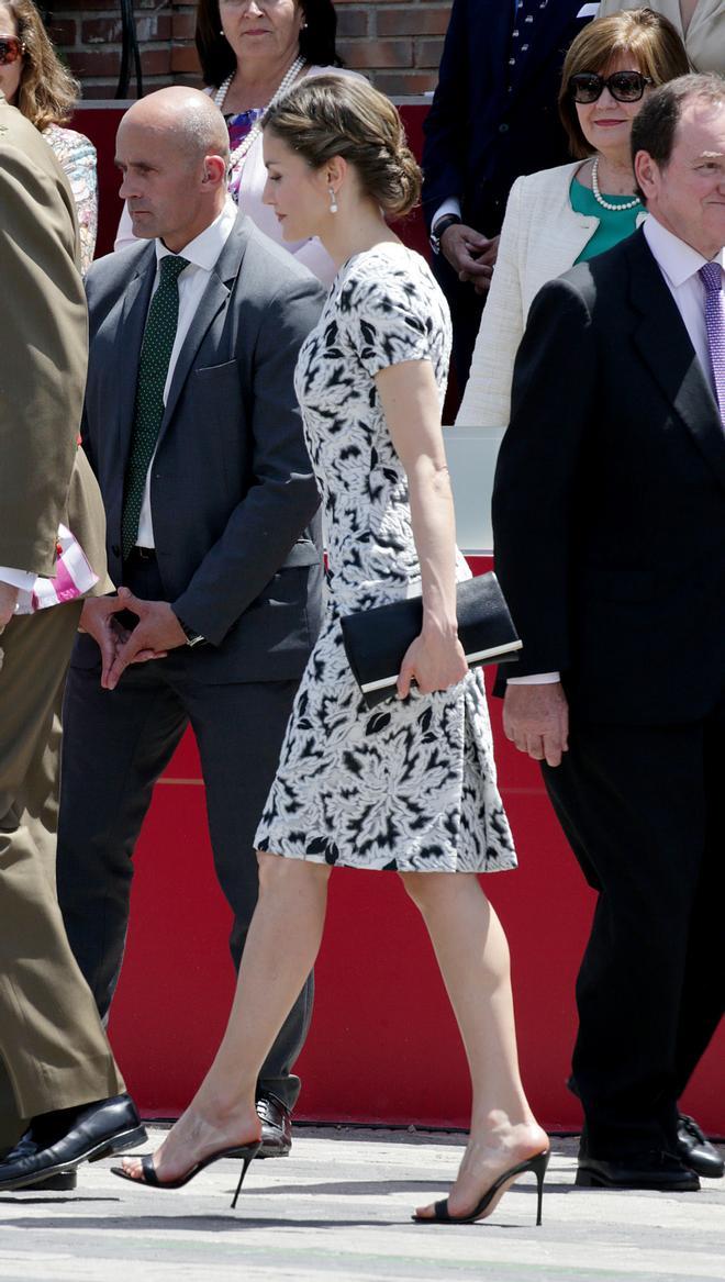 Letizia Ortiz con vestido y sandalias de Carolina Herrera