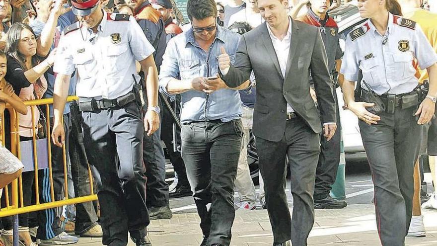 Leo Messi y su padre, Jorge, en su visita a los juzgados de Gavá para declarar. // Alberto Gea