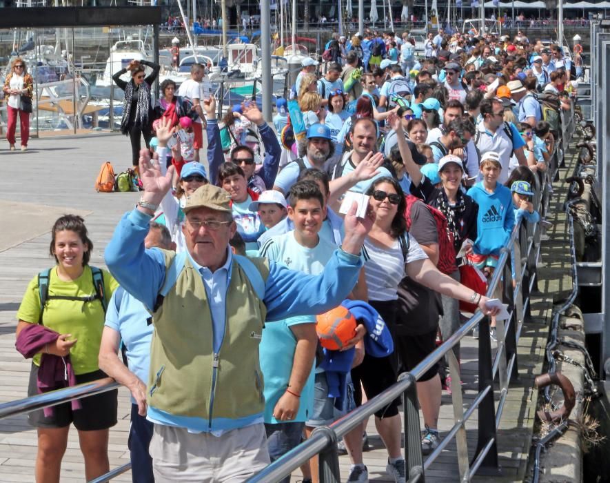 Aficionados y peñistas del Celta llenan el barco a las Cíes para poner el broche a la temporada del equipo