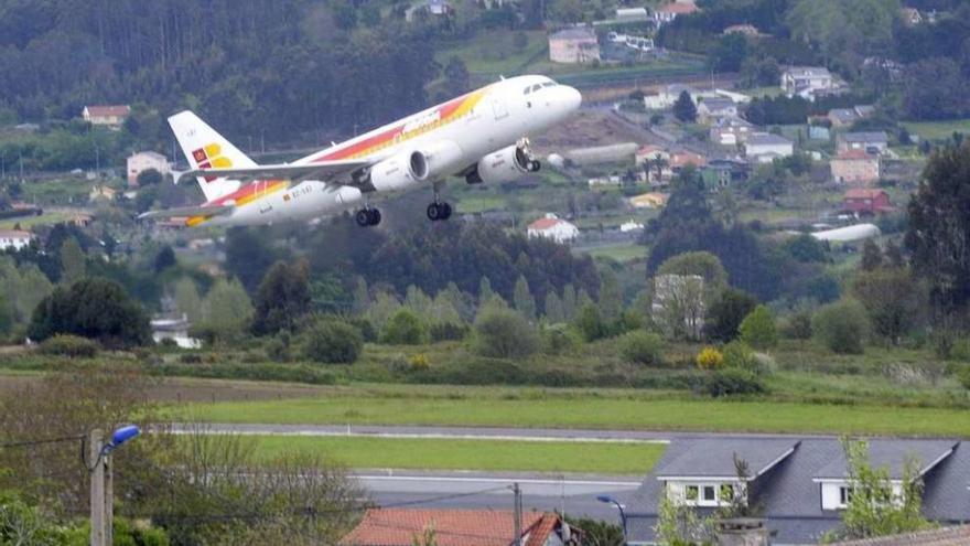 Un avión de Iberia despega de la pista del aeropuerto de Alvedro.