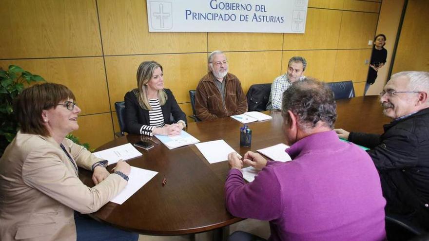 La consejera Pilar Varela y la responsable del ERA, Graciela Blanco, durante la reunión con los representantes de la plataforma de afectados.