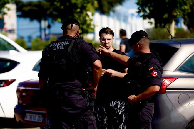Navas del Rey, punto de espera para los vecinos de Pelayos de la Presa que quieren volver a casa: "Mi marido necesita una máquina para respirar"