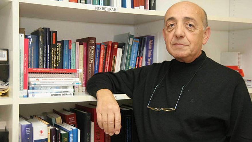 El doctor Claudio Zavanella, en su despacho del Hospital Materno Infantil de A Coruña. / eduardo vicente