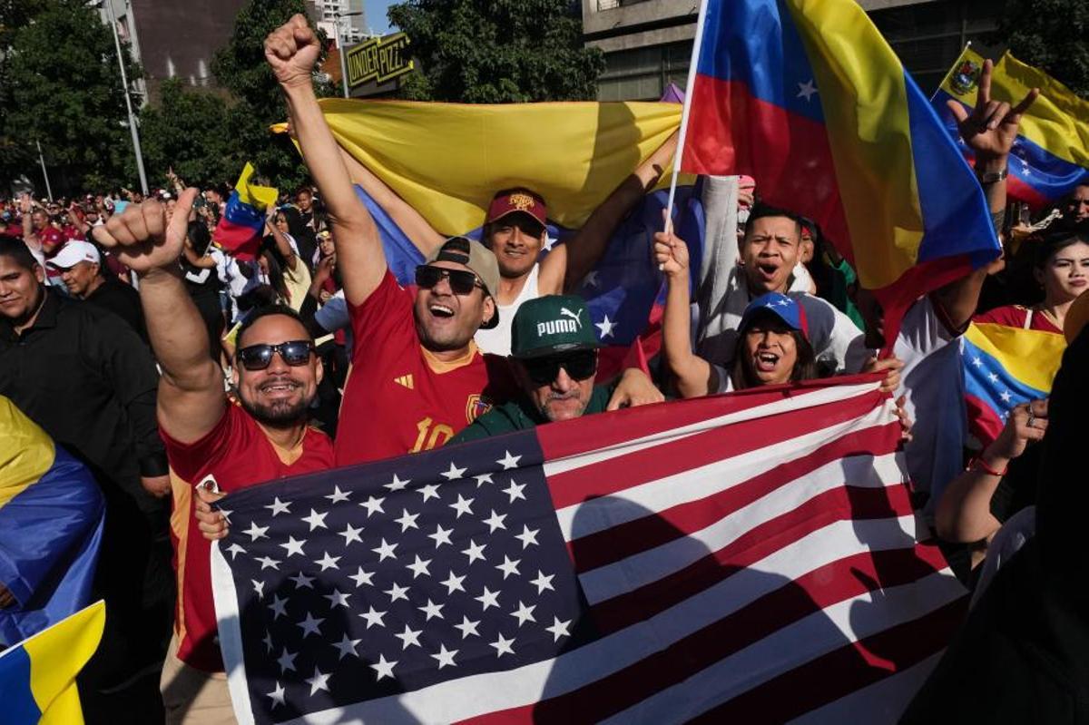 Venezolanos celebran en Santiago de Chile el sábado 3 de enero de 2026, después de que el presidente de EE. UU., Donald Trump, anunciara que el presidente venezolano, Nicolás Maduro, había sido capturado y trasladado fuera del país.