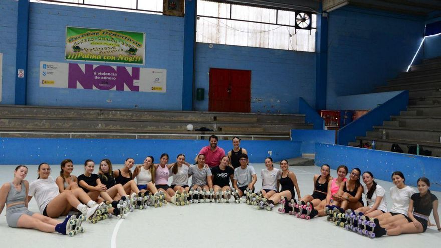 Patinadores del Ánfora con sus técnicos ayer en el pabellón de Romarigo.