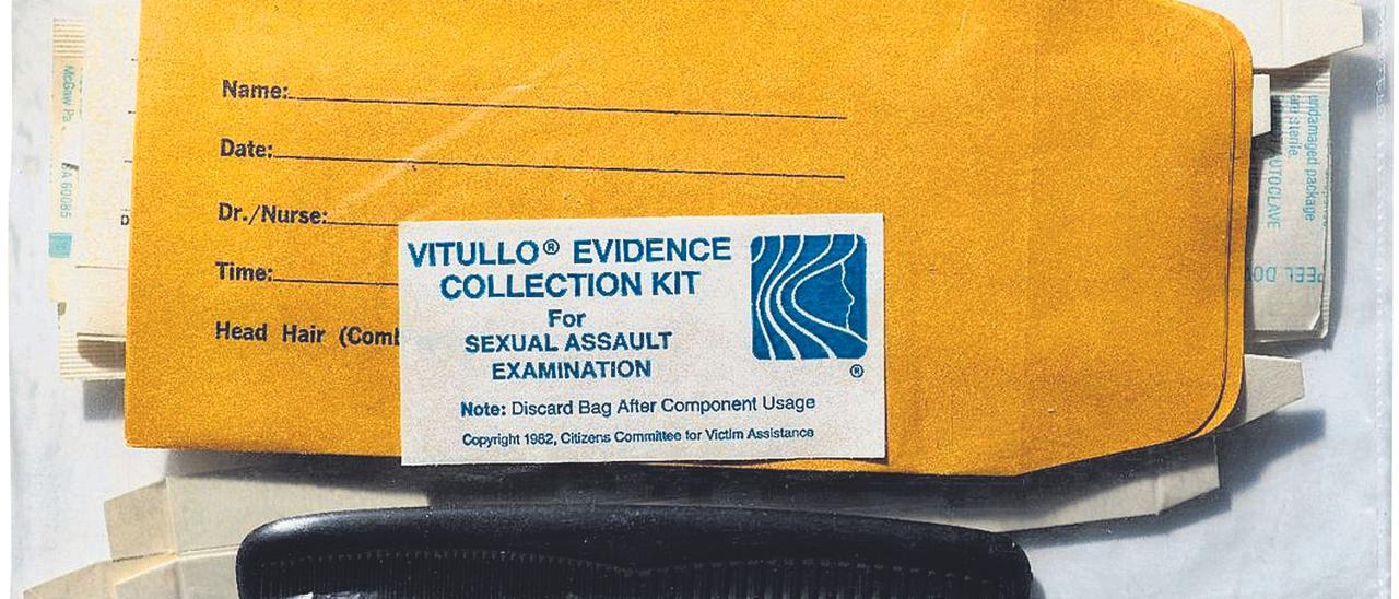 Kit que permitió establecer el protocolo para recoger y preservar pruebas en casos de violación.  Abajo Martha Goddard, la abogada defensora de las víctimas de violación que inventó el set.