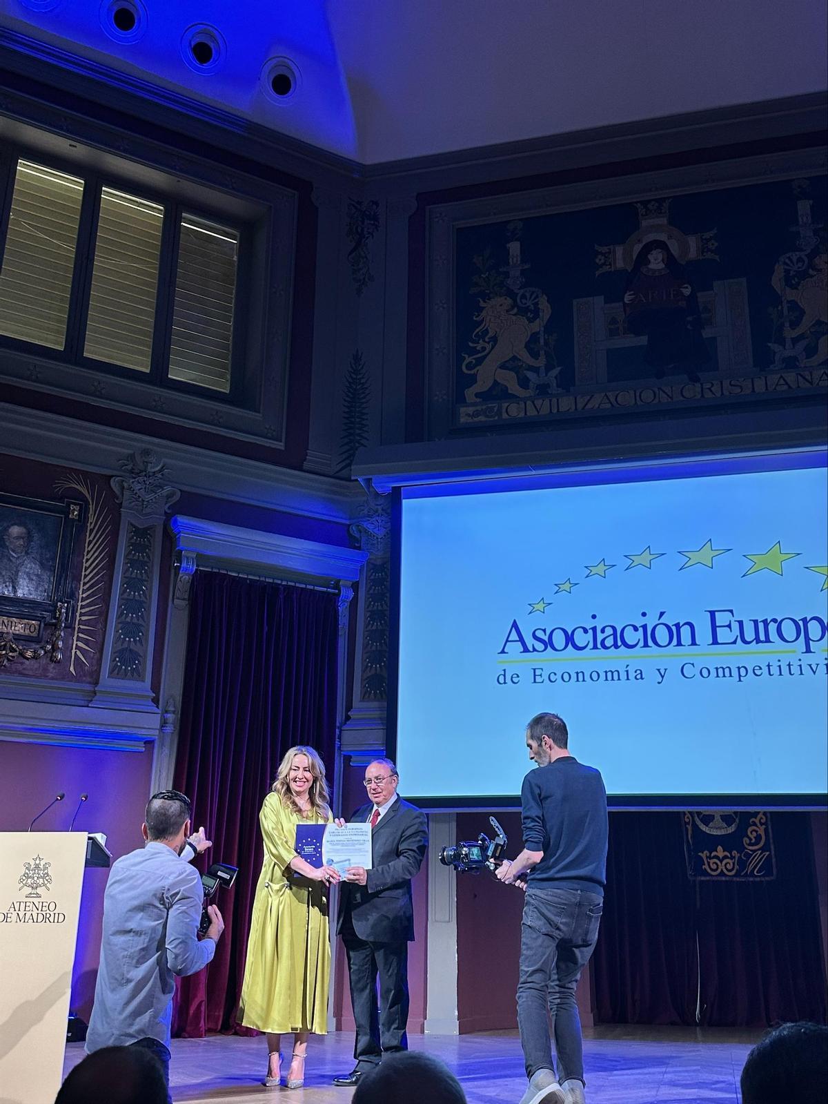 María Teresa Fernández Villa recogiendo el premio