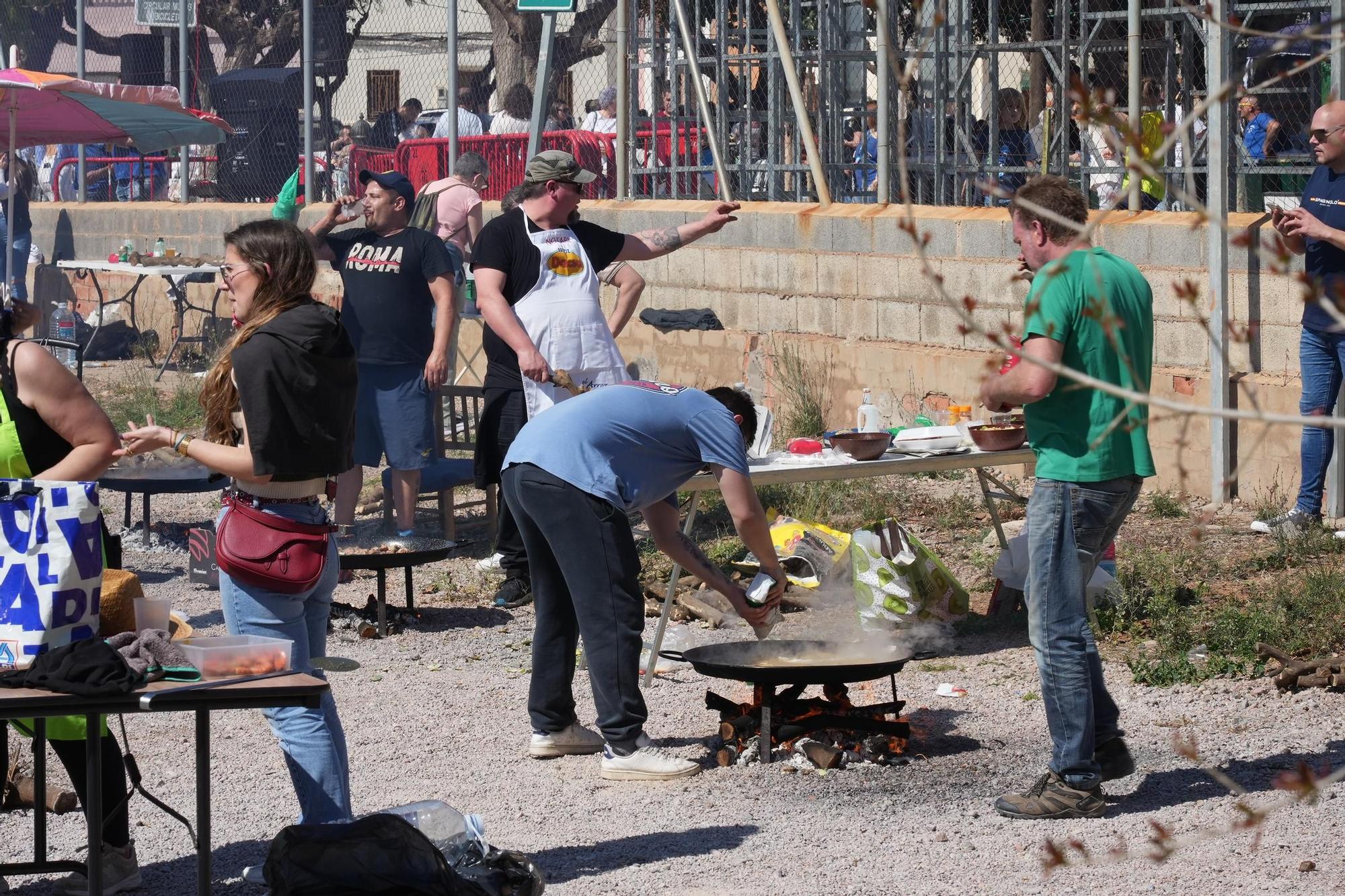 Las mejores imágenes de las multitudinarias paellas en un barrio de Vila-real