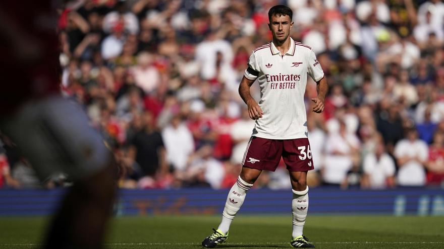 Martin Zubimendi durante el Manchester United - Arsenal de la Premier League 2025/26