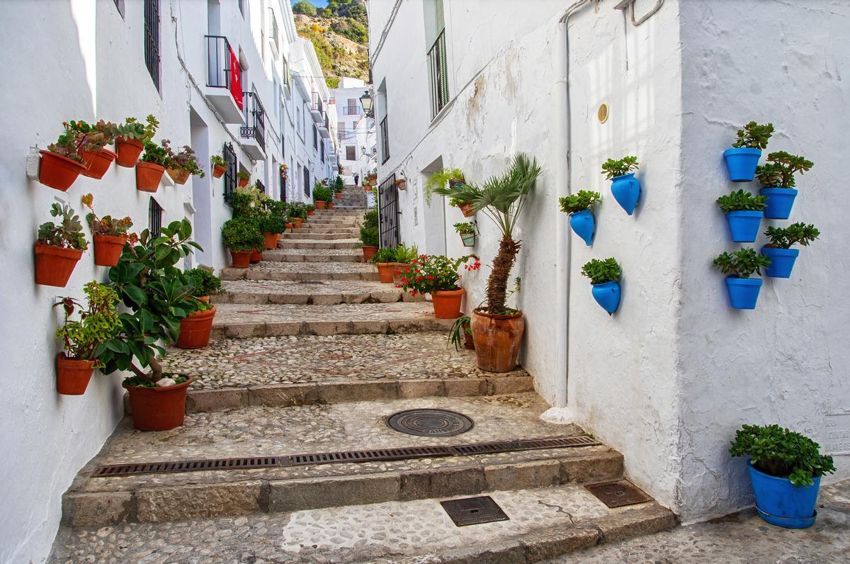 El nombre de estos pueblos se debe al color de las fachadas de las casas, pintadas con cal.