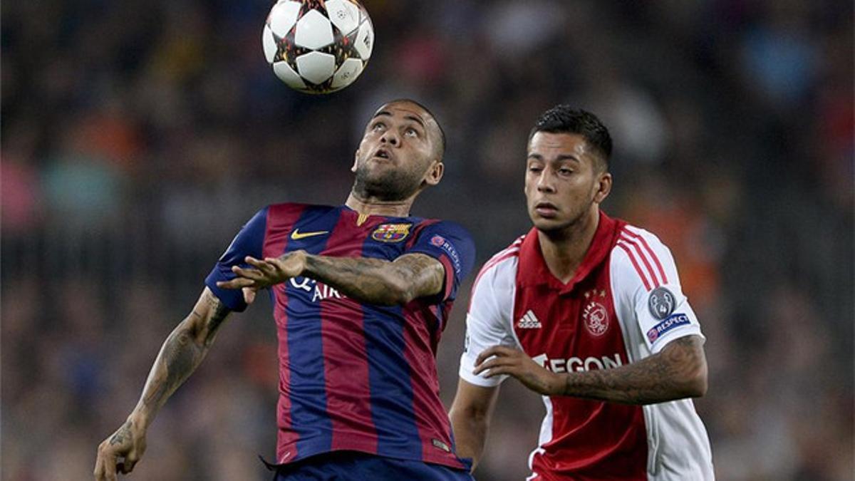 Alves está &quot;feliz&quot; de seguir en el Barça una temporada más