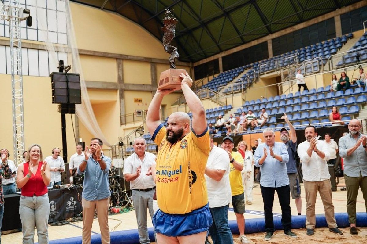 Cristian García, capitán del Chimbesque, levanta el trofeo de campeón.
