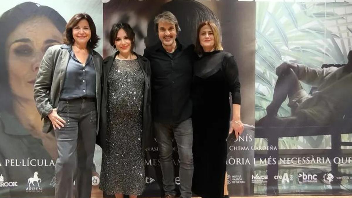 La actriz cullerense Pepa Juan, junto a parte del elenco.