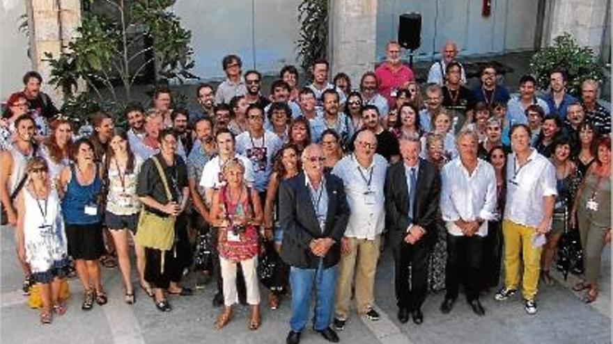 Foto de família dels representants de les companyies teatrals amb els responsables institucionals.