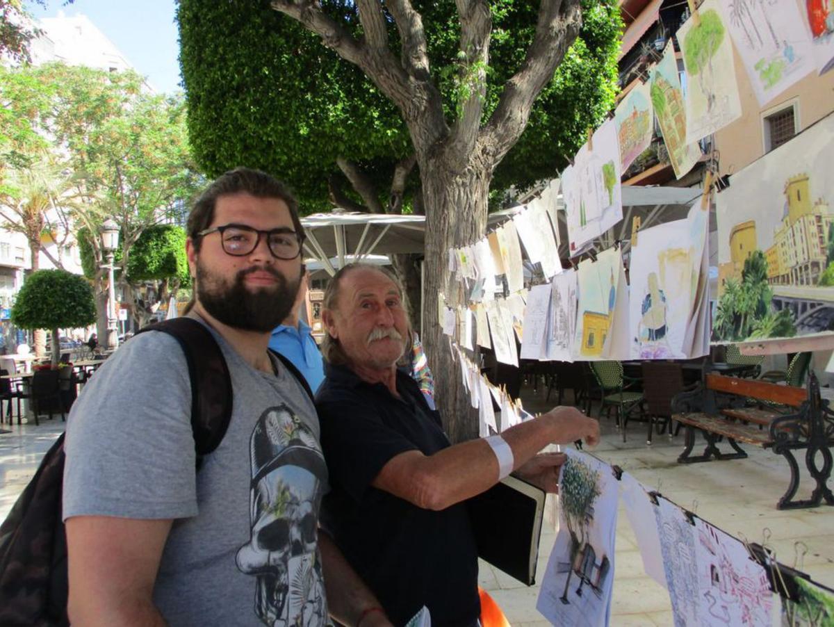 Miembros de Cuadernos Viajeros dibujando la ciudad. | INFORMACIÓN