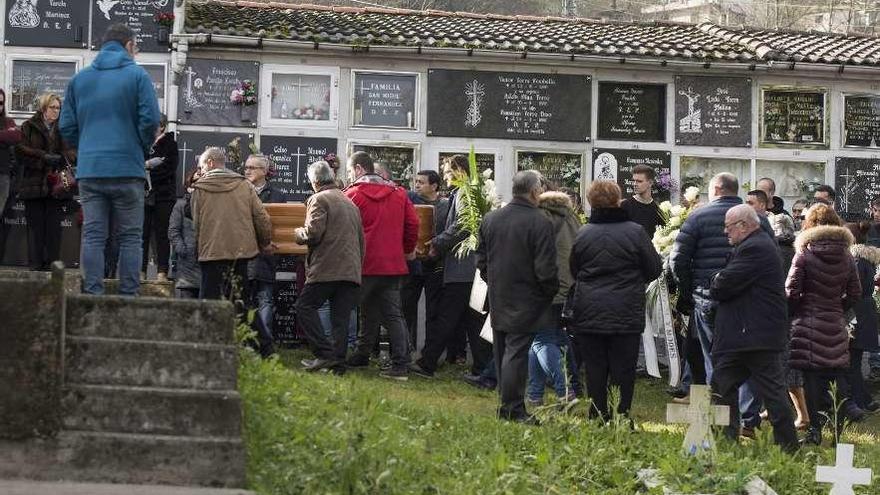 Familiares y amigos del fallecido transportan el féretro, ayer en el cementerio de Ciaño.