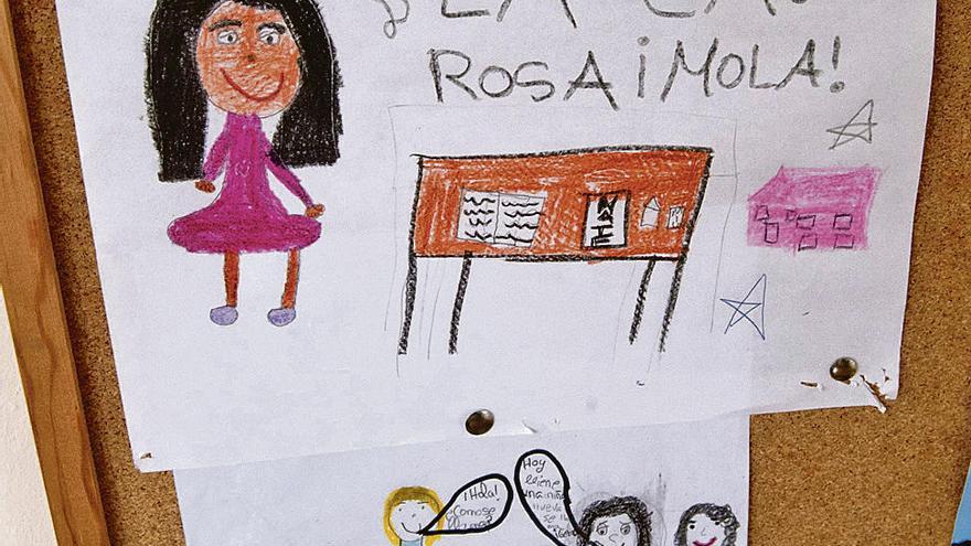 Por la izquierda y en el sentido de las agujas del reloj, un dibujo infantil en un aula; fachada de la Casa Rosa; dos mujeres curioseando en el ropero, y Begoña Carnero, Carmen Martínez y Virginia Martínez.