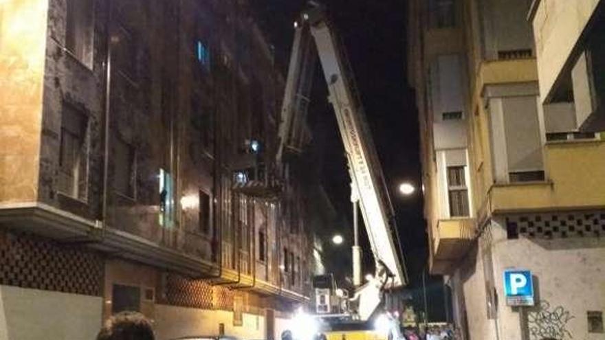 Los bomberos acudieron el pasado viernes por la noche a la calle Alfonso Argüelles de La Felguera.