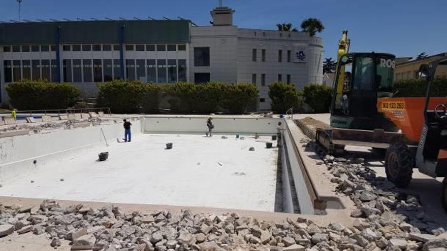 Alzira repara las grietas de la piscina municipal de verano