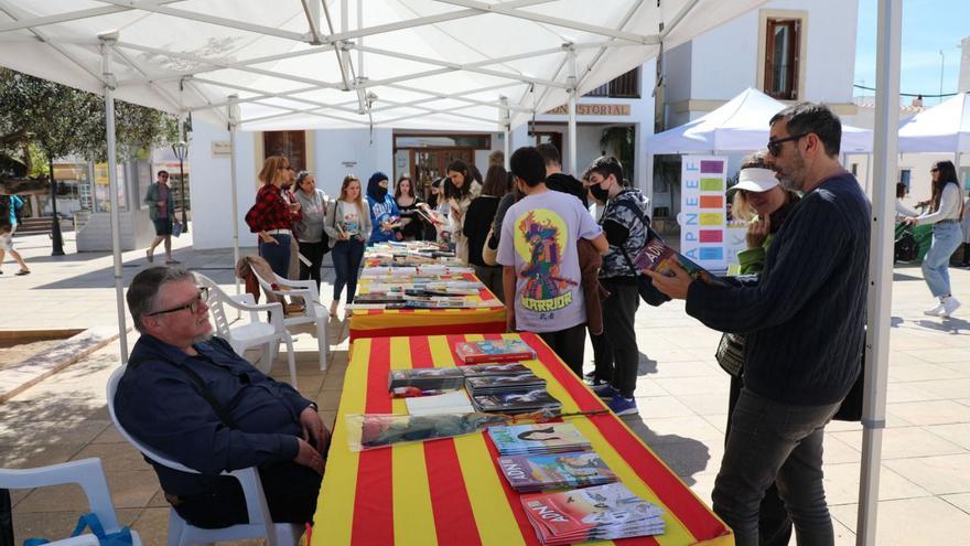 Imagen de archivo de los puestos de libros en la plaza de la Constitució el día de Sant Jordi