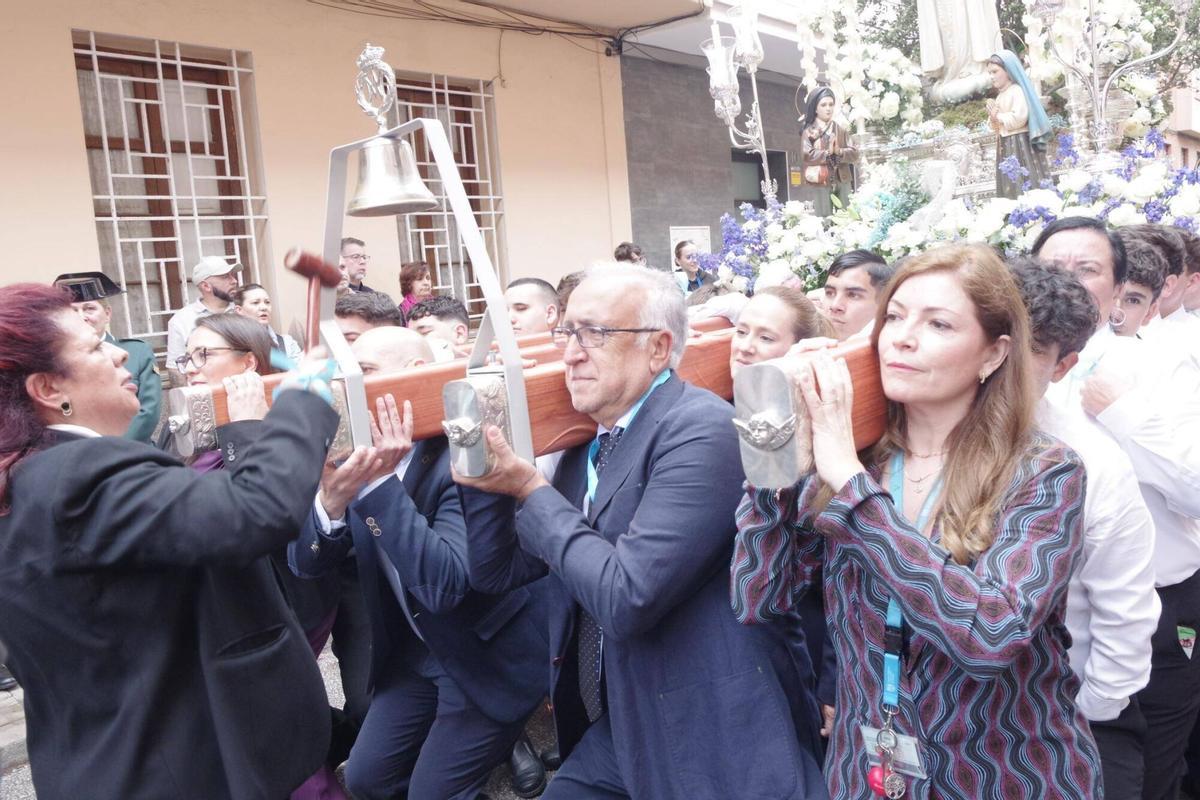 Procesión de la Virgen de Fátima por el barrio de La Trinidad, estrenando la ampliación del trono