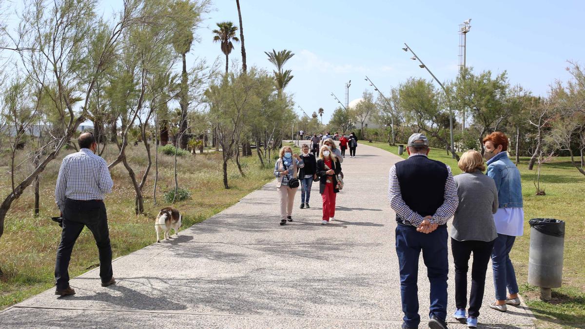 Castellonenses, esta mañana, paseando por el parque litoral de la capital.