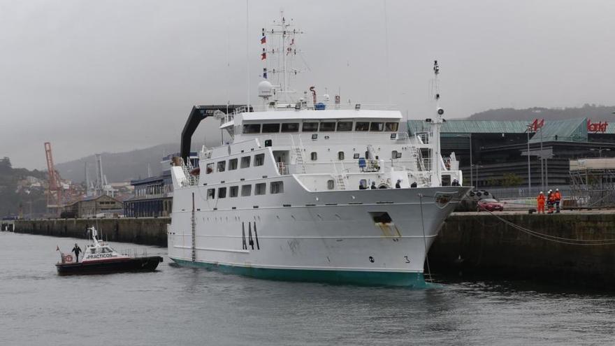 El buque Intermares, esta mañana en el puerto de Vigo. // Ricardo Grobas