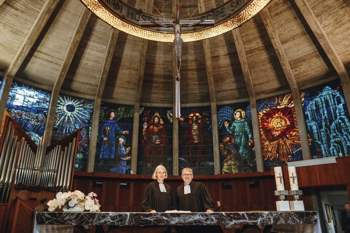 Die „Glaskirche“ macht als Kulisse für einen Fernsehgottesdienst einiges her: Martje Mechels und Holmfried Braun in der Porciúncula an der Playa de Palma.  | FOTO: DANYEL ANDRÉ PHOTOGRAPHER