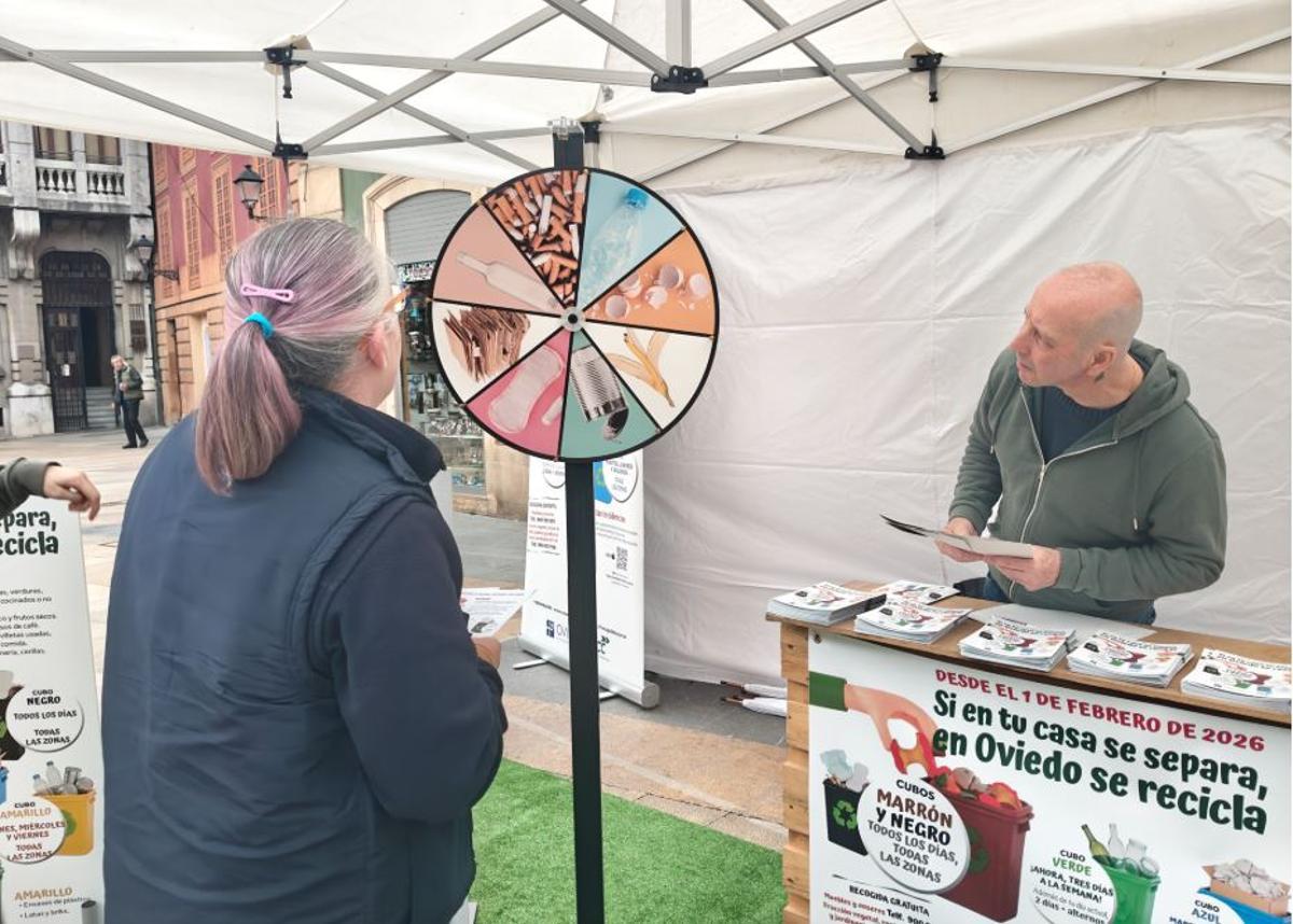 Imagen de elementos divulgativos de Stand a campaña Si en tu casa se separa, en Oviedo se recicla