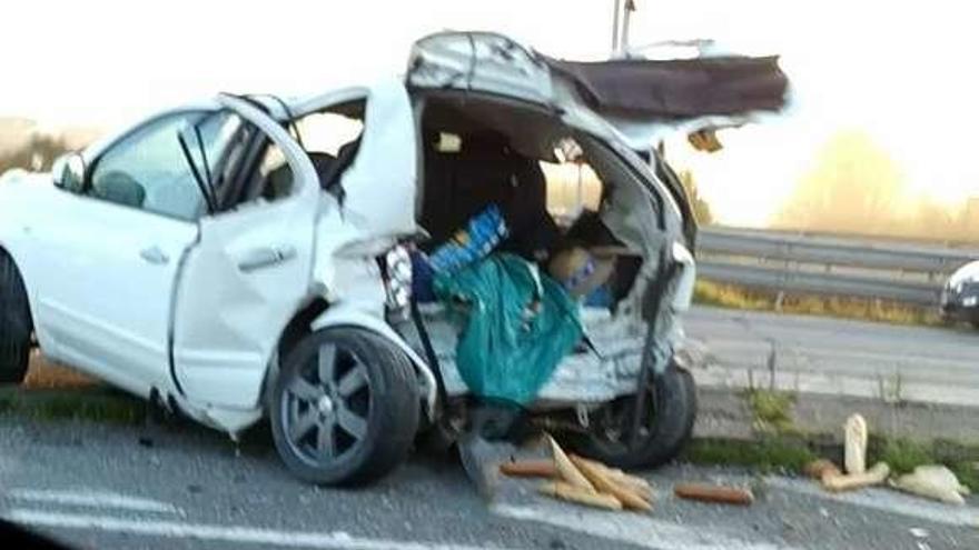 Vehículo destrozado tras el accidente en la avenida Príncipe de Asturias.