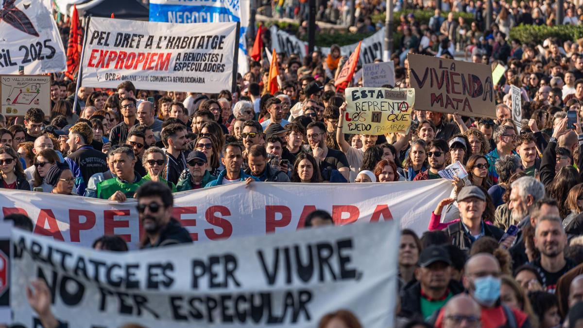 Miles de personas participan en la manifestación masiva contra el precio abusivo de los alquileres y la especulación immobiliaria.