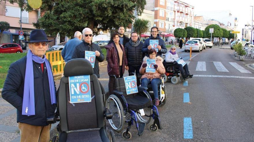 Personas en sillas de ruedas ocupan simbólicamente plazas de aparcamiento en Mérida