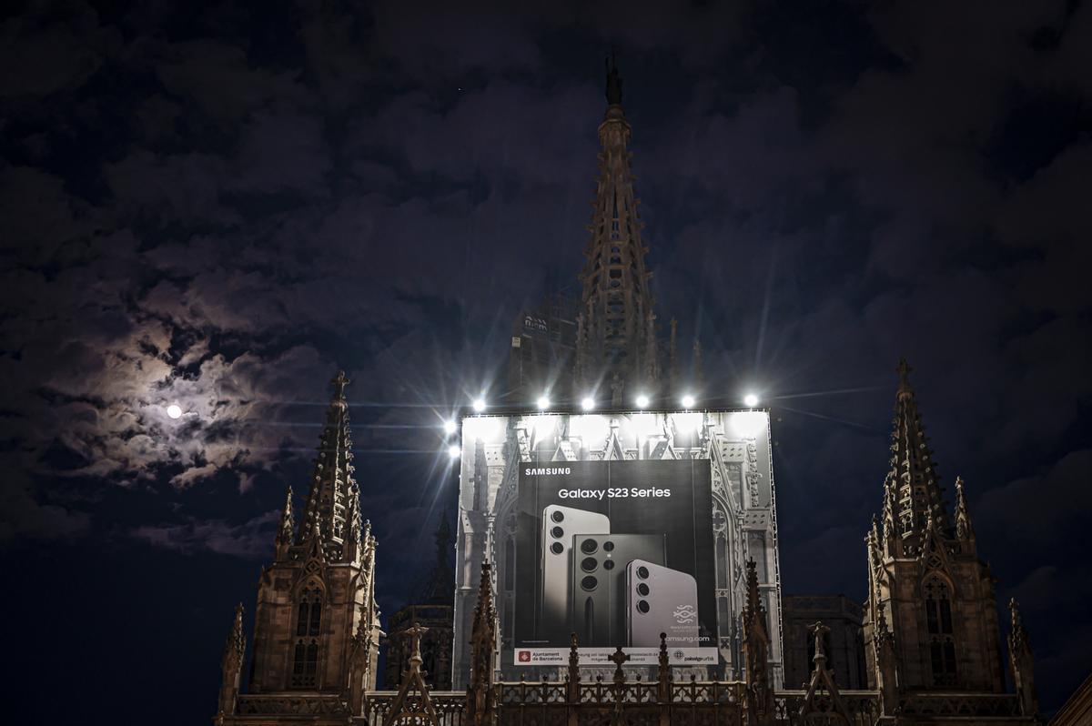 Así son los potentes focos en la Catedral que causan controversia