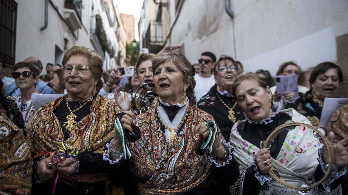 Las amas de casa cantan a la patrona de Cáceres en la Cuesta del Marqués.