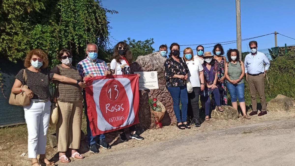 El acto homenaje a las &quot;13 Rosas&quot;, ayer, en Oviedo.